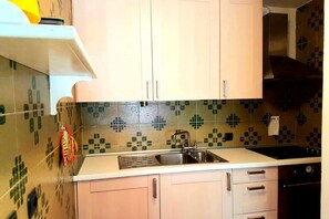 冷蔵庫、オーブン、コンロ、コーヒー / ティーメーカー