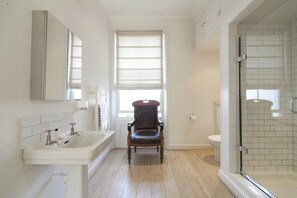 Apartment (2 Bedrooms) | Badezimmer | Duschwanne, Haartrockner, Handtücher