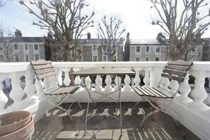 Outdoor dining - Bassett Road IV by Onefinestay (London)
