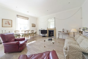 TV, fireplace, books - Bassett Road IV by Onefinestay (London)