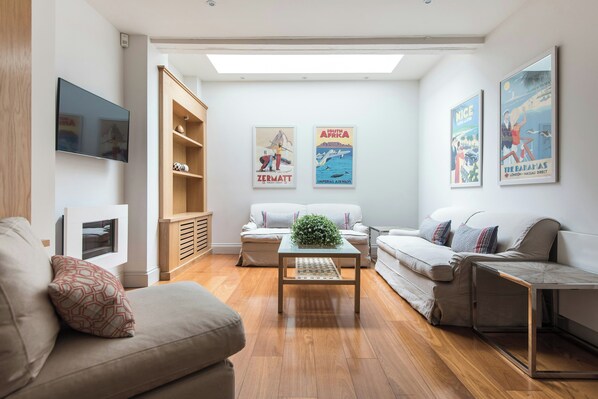 Apartment (3 Bedrooms) | Living area