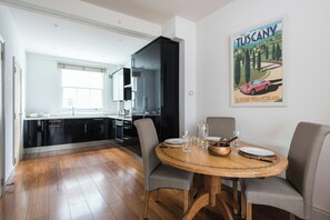 Apartment (3 Bedrooms) | Dining