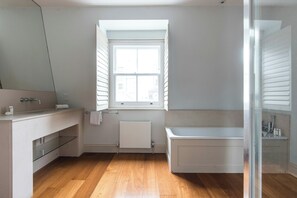 Apartment (3 Bedrooms) | Bathroom