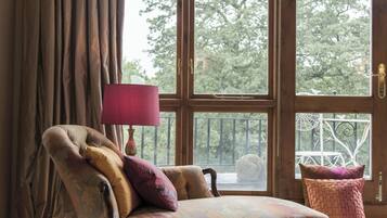 Apartment (4 Bedrooms) | Living area | TV