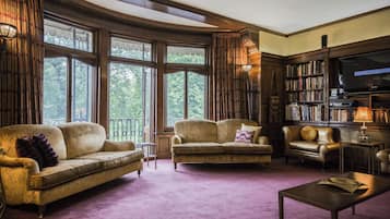 Apartment (4 Bedrooms) | Living area | TV