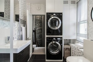 Apartment (4 Bedrooms) | Bathroom - Albert Terrace by Onefinestay (London)