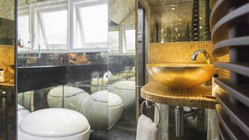 Apartment (4 Bedrooms) | Bathroom | Separate tub and shower, hair dryer, towels