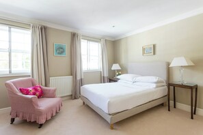 Appartement (2 Bedrooms) | 2 chambres, décor unique, ameublement unique