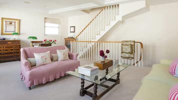 Apartment (2 Bedrooms) | Living area