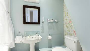 Apartment (2 Bedrooms) | Bathroom | Combined shower/tub, hair dryer, towels