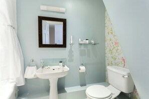 Appartement (2 Bedrooms) | Salle de bain | Ensemble baignoire-douche, séchoir à cheveux, serviettes fournies