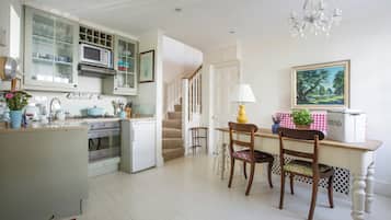 Apartment (2 Bedrooms) | Private kitchen | Fridge, microwave, oven, stovetop