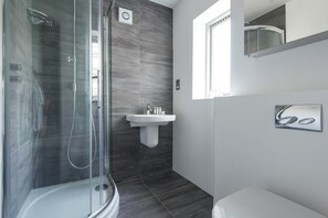 公寓 (1 Bedroom) | 浴室 | 淋浴设施、吹风机、毛巾