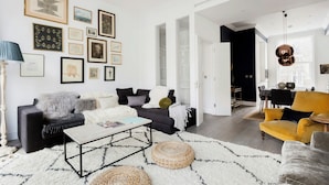 公寓 (2 Bedrooms) | 起居区 | 电视