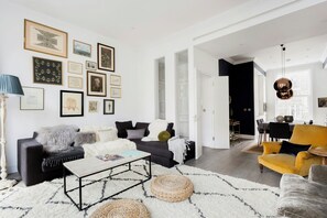 Apartment (2 Bedrooms) | Living area | TV - Orsett Terrace (London)