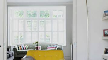 Apartment (4 Bedrooms) | Living area | TV, fireplace