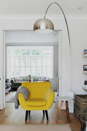 Leilighet (4 Bedrooms) | Oppholdsområde | TV og peis