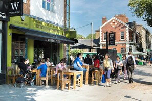 Outdoor dining - Hartswood Road III by Onefinestay (London)