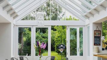 Apartment (4 Bedrooms) | Dining