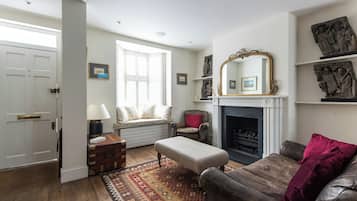 Apartment (2 Bedrooms) | Living area | TV, fireplace