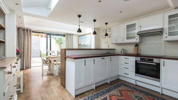 Apartment (2 Bedrooms) | Private kitchen | Fridge, microwave, oven, stovetop
