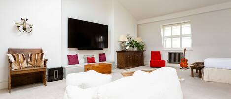 5 室のベッドルーム、客室ごとに異なる装飾、客室ごとに異なるインテリア、ノートパソコン用作業スペース