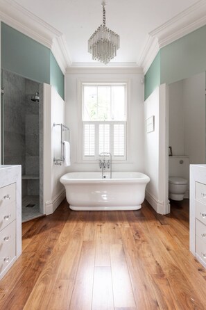 Căn hộ (6 Bedrooms) | Phòng tắm | Bồn tắm và buồng tắm vòi sen riêng, khăn tắm 