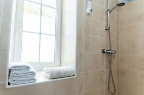Een douche, een haardroger, handdoeken, zeep