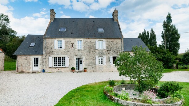 A stone building with a gravel driveway and a landscaped garden. - Great Ancient Renovated with fireplace and billiards (isigny sur mer)