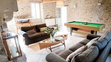 Televisie, een open haard, een dvd-speler en tafelvoetbal