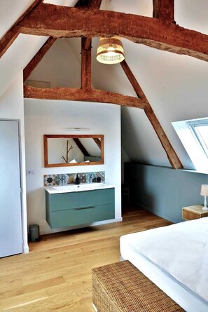 7 habitaciones, tabla de planchar con plancha y cuna de viaje 