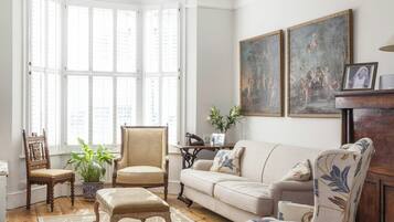 Apartment (5 Bedrooms) | Living area | TV