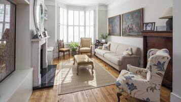 Apartment (5 Bedrooms) | Living area