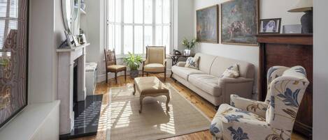 Apartment (5 Bedrooms) | Living area | TV