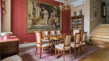 Apartment (4 Bedrooms) | Dining