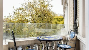 Apartment (4 Bedrooms) | Outdoor dining