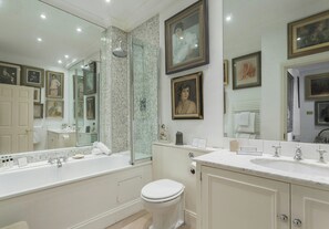 Apartment (2 Bedrooms) | Bathroom | Combined shower/tub, hair dryer, towels - Petersham Place (London)
