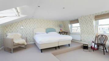 Apartment (6 Bedrooms) | 6 bedrooms, individually decorated, individually furnished, desk