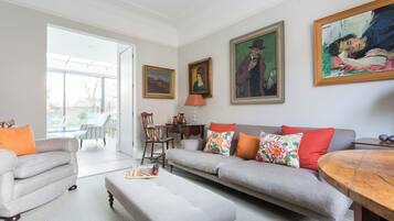 Apartment (6 Bedrooms) | Living area | TV