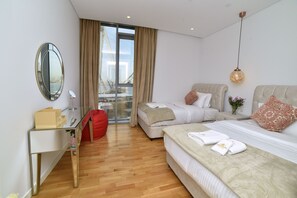 อพาร์ทเมนท์ | 4 ห้องนอน, ตู้นิรภัยในห้องพัก, โต๊ะทำงาน, ผ้าม่านกันแสง