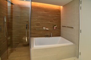Apartment | Bathroom | Separate tub and shower, free toiletries, slippers, towels - 4BR Apt on Bluewater Island (Dubai)