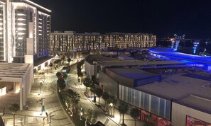 ด้านหน้าที่พัก - ตอนเย็น/กลางคืน