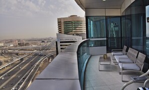 Balcony - Luxury 4BR Apartment in Horizon Towers (Dubai)