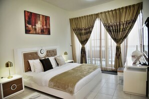 4 bedrooms, in-room safe, desk, blackout curtains