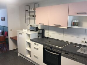 Frigorífico, microondas, horno y placa de cocina