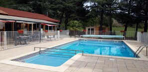 Seasonal outdoor pool, pool umbrellas, sun loungers - Camping la Source (Sournia)
