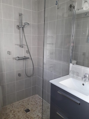 Estudio, 1 cama matrimonial, cocina, planta baja | Baño | Regadera, secadora de cabello, toallas, papel de baño