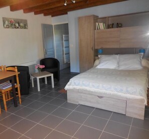 Estudio, 1 cama matrimonial, cocina, planta baja | Ropa de cama de alta calidad y cortinas blackout