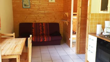 Chalet | Private kitchen | Mini-fridge, stovetop, electric kettle, cookware/dishes/utensils