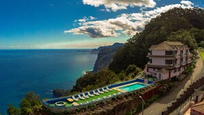 A coastal property with a swimming pool, a large house with balconies, and a view of the sea and cliffs. - Santana in Nature Bed & Breakfast (Santana)